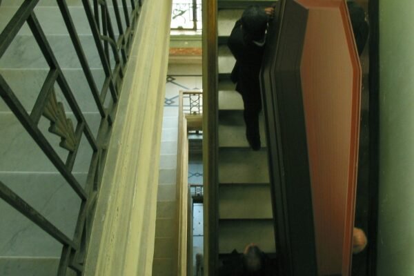 Cerceuil dans escaliers_high